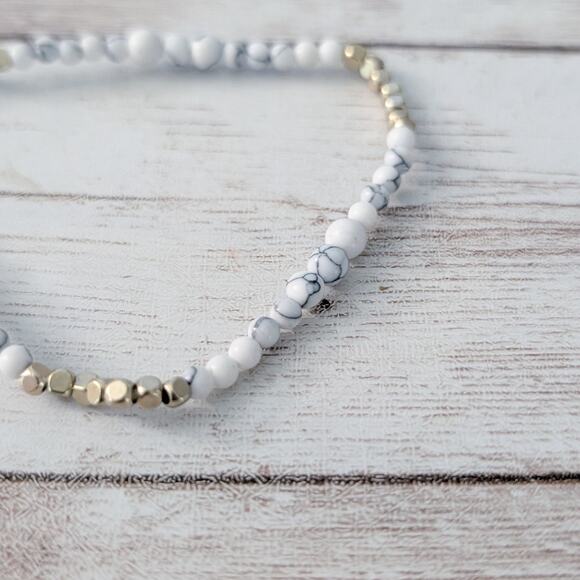 Vintage Stretch Bracelet - Thin Marbled White & Gold Tone Beads - Picture 4 of 5